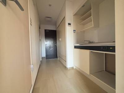 床も白系のフロアタイルでキレイ　明るいダウンライト設置