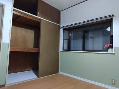 ２階洋室①クローゼット・出窓