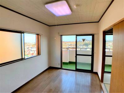 6帖洋室。最上階、角部屋でとても明るい室内