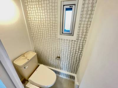 トイレの壁は北欧デザイナーのものを採用して可愛らしい感じ