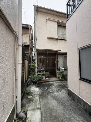 通路に自転車・バイク等置けます。