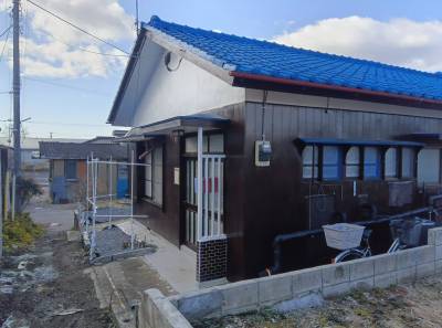 貸家の玄関前、建物の東側