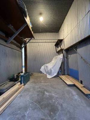 ガレージ広々！小型車なら入庫できます。高さ180cm位まで