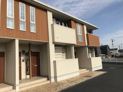 築浅アパート！日当たり良好です！ベランダも嬉しいですね