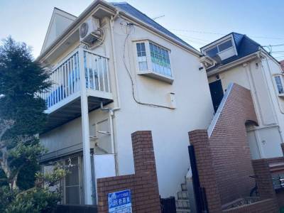 外観（左側に有料駐車場が隣接）