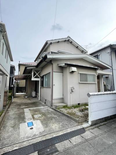 普通車1台OK。縦列で軽も追加できそうです。