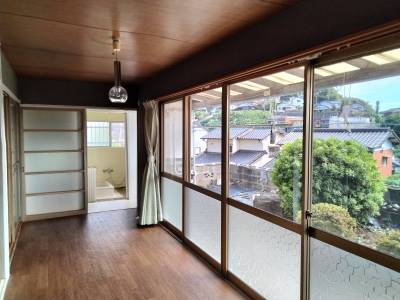 縁側から庭が眺められます。日当たりとても良い