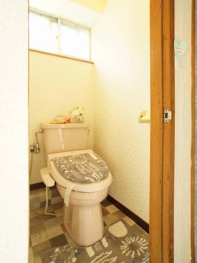 温水洗浄便座付きのトイレが付いています♪