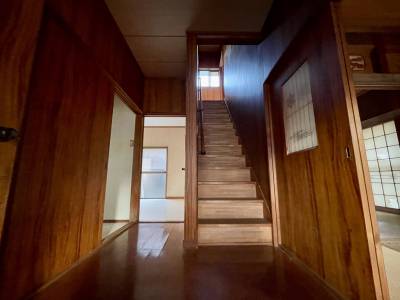 綺麗な階段。手すり付き。