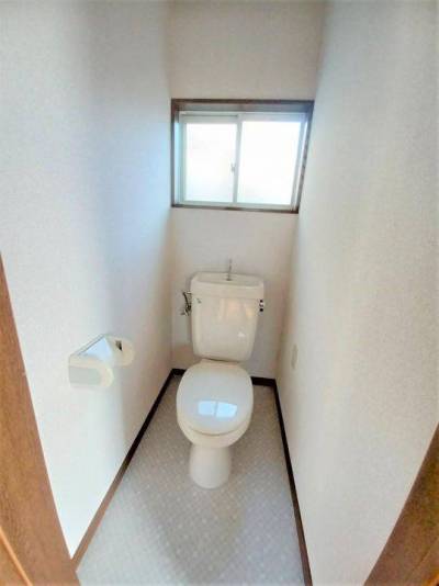 トイレには窓もあり光が入ります。