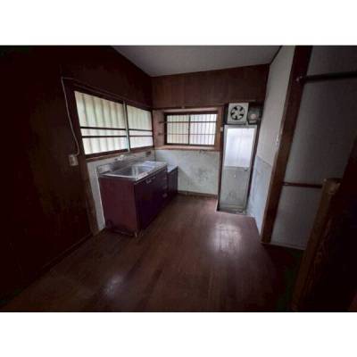 メイン居室の奥にキッチンがございます。奥は勝手口です。