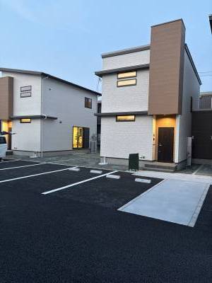 新築戸建⭐︎ 外壁等変更の場合があります。各駐車場5台庭付