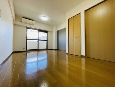 10.5帖の洋室です。フローリングで広々と感じます。