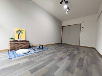 ４灯シーリングライトとグレーのアクセントクロス採用