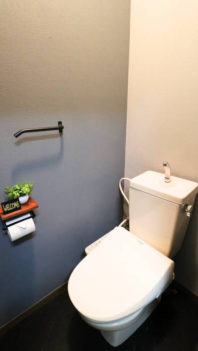 グレーの壁紙と大理石調の床です。トイレも快適に！