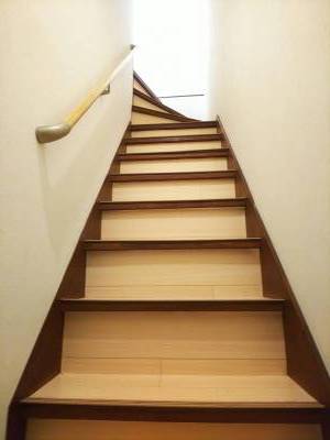 階段を上がって2階の居室に向かいます。