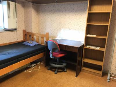 各部屋にベッド、机、本棚、エアコンなど揃っています。