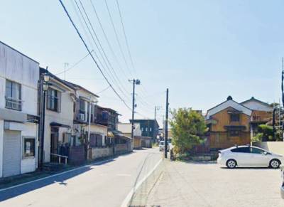 目の前の広い駐車場、トラックも、二台以上借りられます。