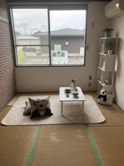 明るく日当たりの良い室内ですー