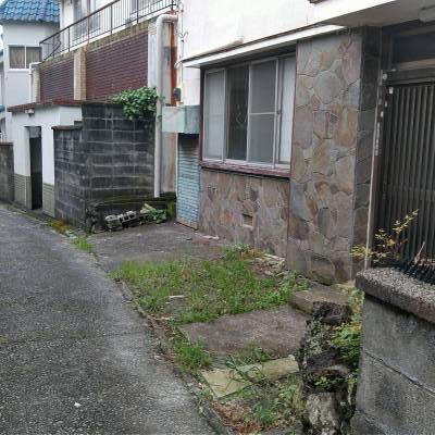 家の前に駐車スペースがあります。（小型車のみ駐車可です）