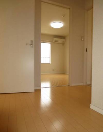 玄関から通路とリビング