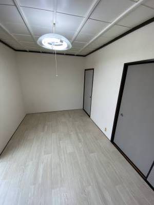 奥の部屋です。ベランダがありお日さまさんさん。