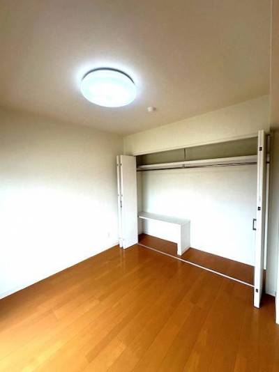 収納力バッチリの洋室です。