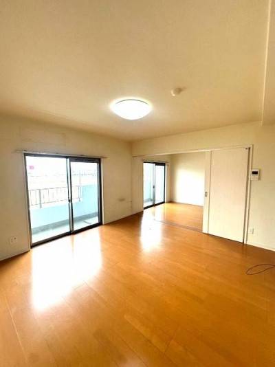 洋室の扉を開けるとさらに広く感じられます。