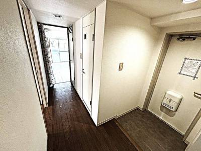 マンションには珍しく開放的な玄関と、廊下