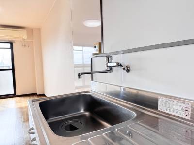 明るく清潔なキッチンです。収納も十分にあります。