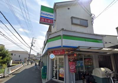 徒歩2分程にコンビニがあります♪