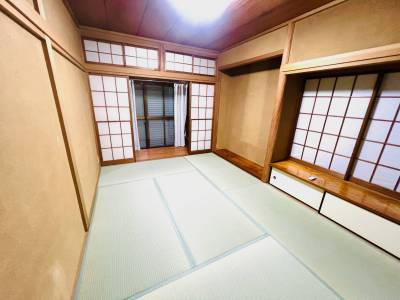 1F和室です。奥はちょっとした書斎スペース