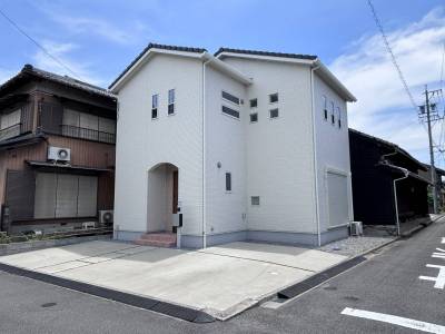 白い外壁がかわいらしい南欧風の2階建てです。