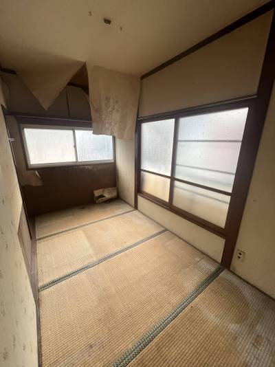 1階の4畳の和室（天井のクロスは要修繕）