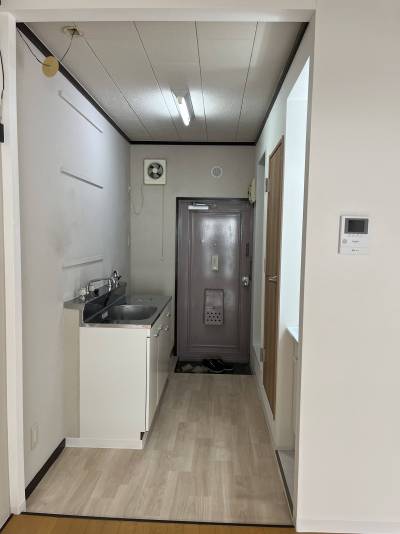 廊下から玄関の写真。