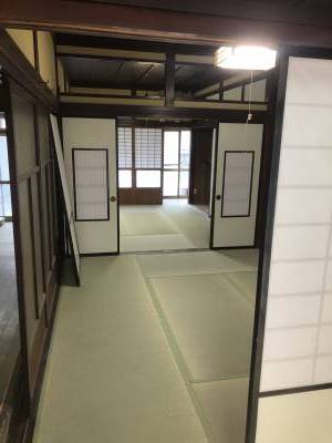 玄関を入ると、和室が二つ並んでいます。