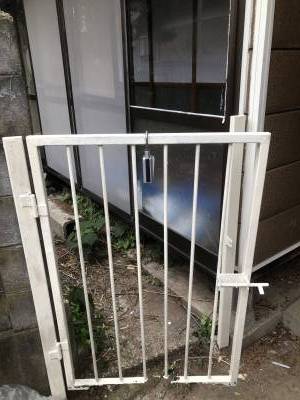 ここが家の前の庭の前の門です