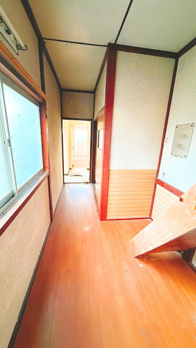 廊下の奥。２階への階段があります