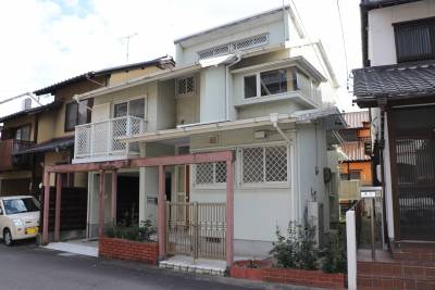 閑静な住宅街に建つ一軒家です。