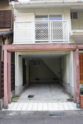 屋根付き駐車場です。プリウスが駐車できるくらいのサイズです。