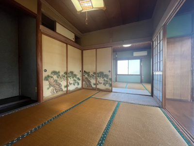 2階の和室です。日の光がよく入る場所です。