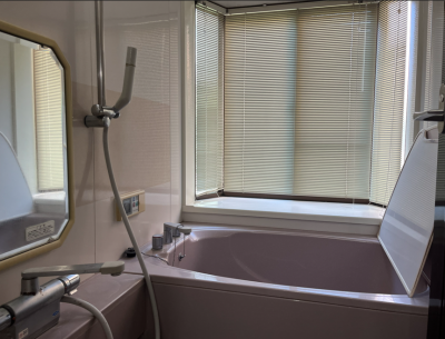 追焚機能付きの浴室、大きな出窓が特徴です！