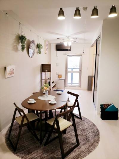 壁には5mのピクチャーレール、家具を自由に置けます