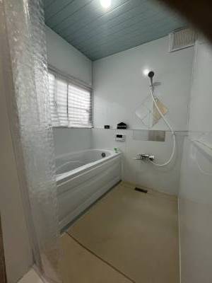 清潔感有る浴室、新品のシングル混合栓、嬉しい節水ヘッド