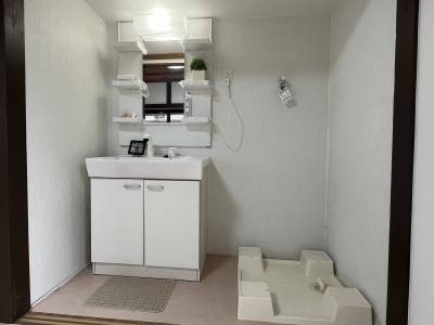 新品洗面化粧台、洗濯パン。使わない時は扉で隠せる。