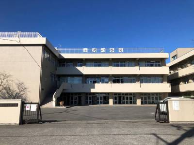徒歩2分で中学校、隣に小学校もあります♪