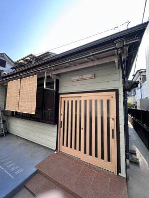玄関側の窓に新しく竹すだれを取り付けました。