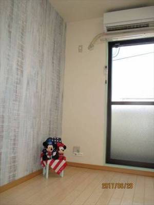 個室です。アクセントクロスはおしゃれな古木調です。