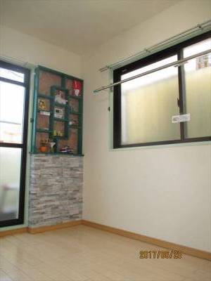 個室です。小物の整理に便利な飾り棚と室内物干しです。