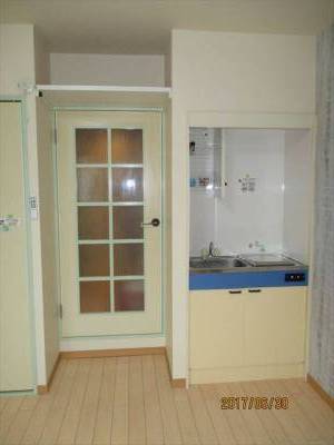 個室です。ガラス格子戸とIHのキッチンです。